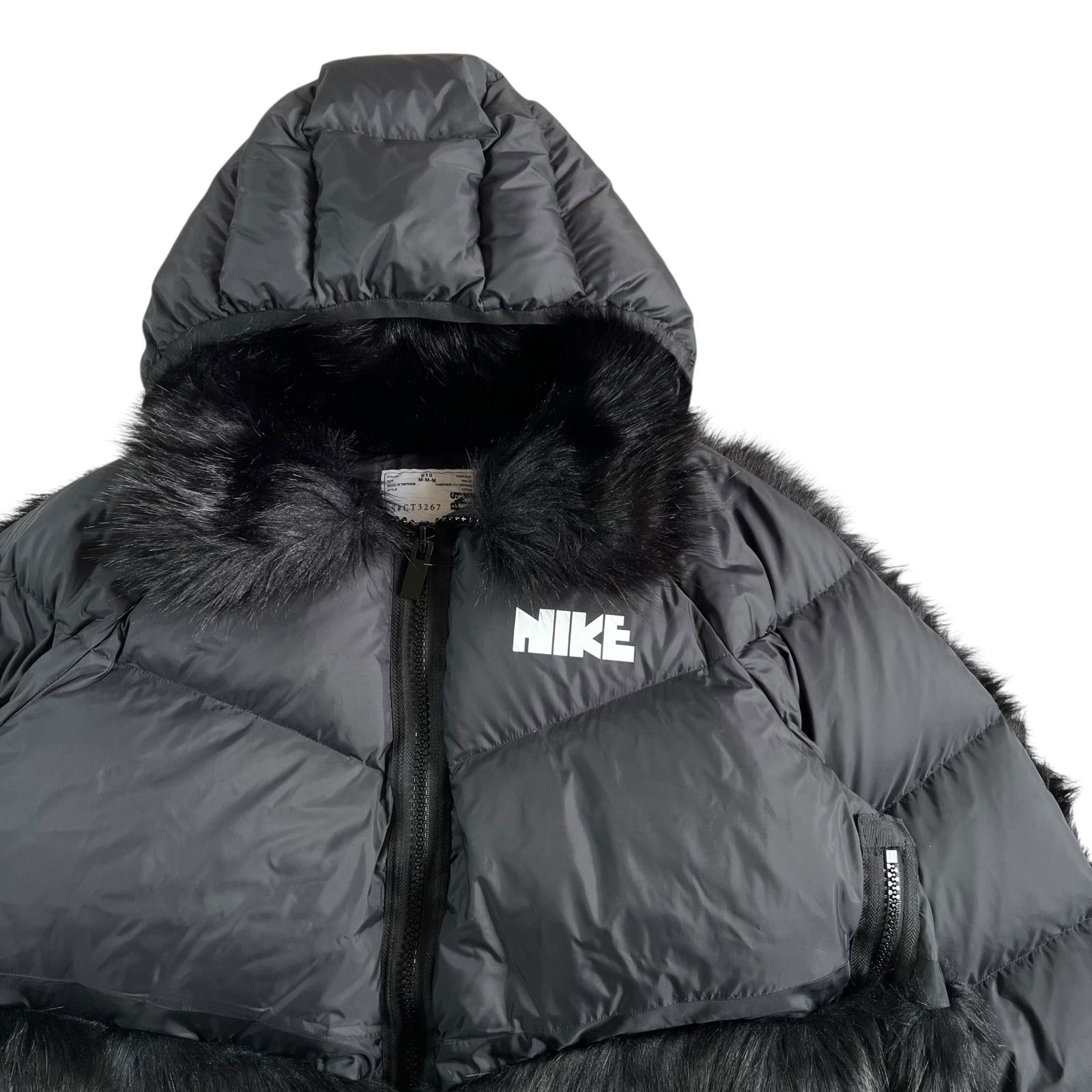 Nike sacai M ファー付きダウンジャケット ブラック NIKE(ナイキ) × sacai(サカイ) フェイクファー コラボダウンジャケット
