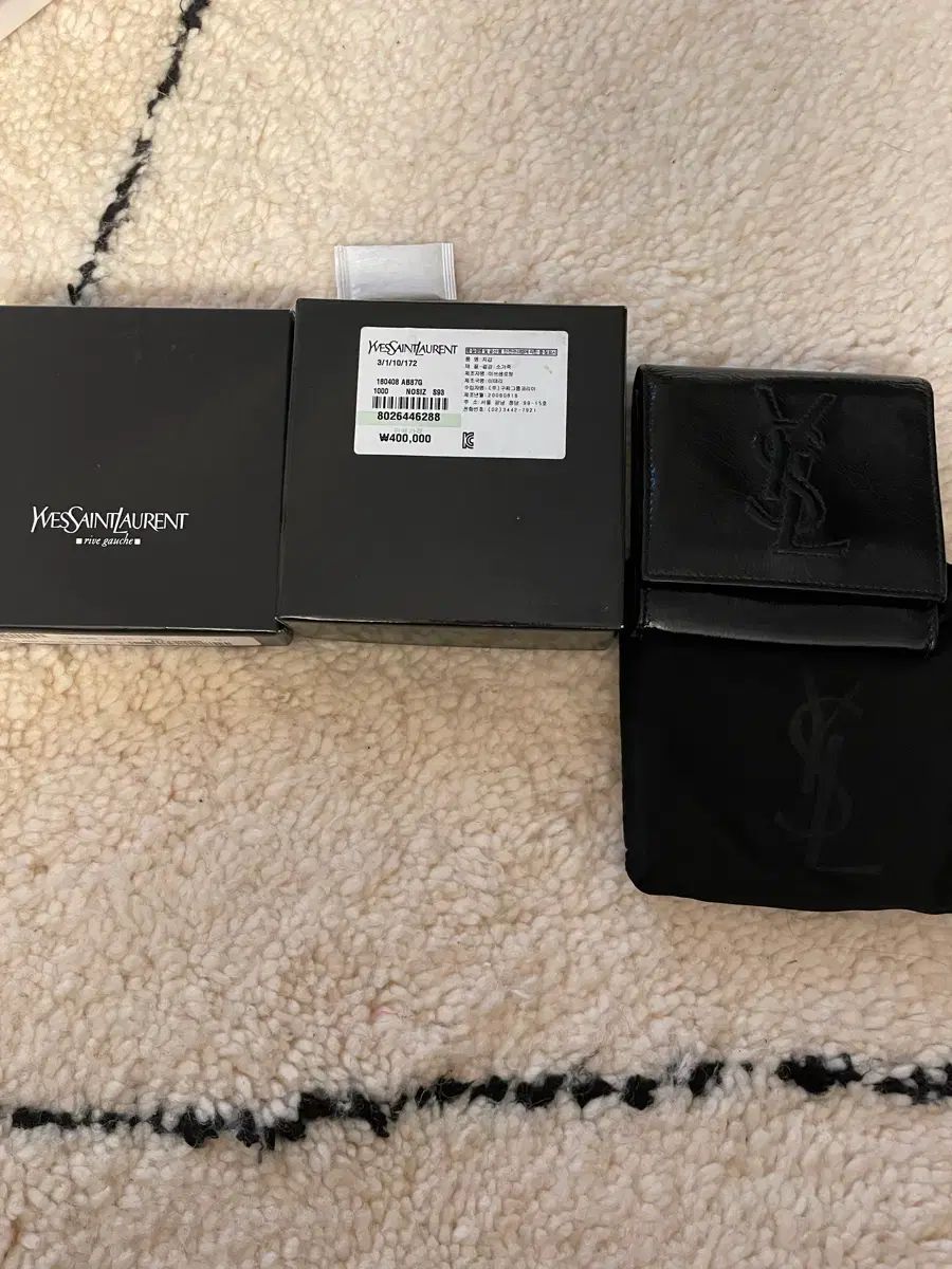 YVES SAINT LAURENT イヴ サンローラン ブラック 光沢 二つ折り財布