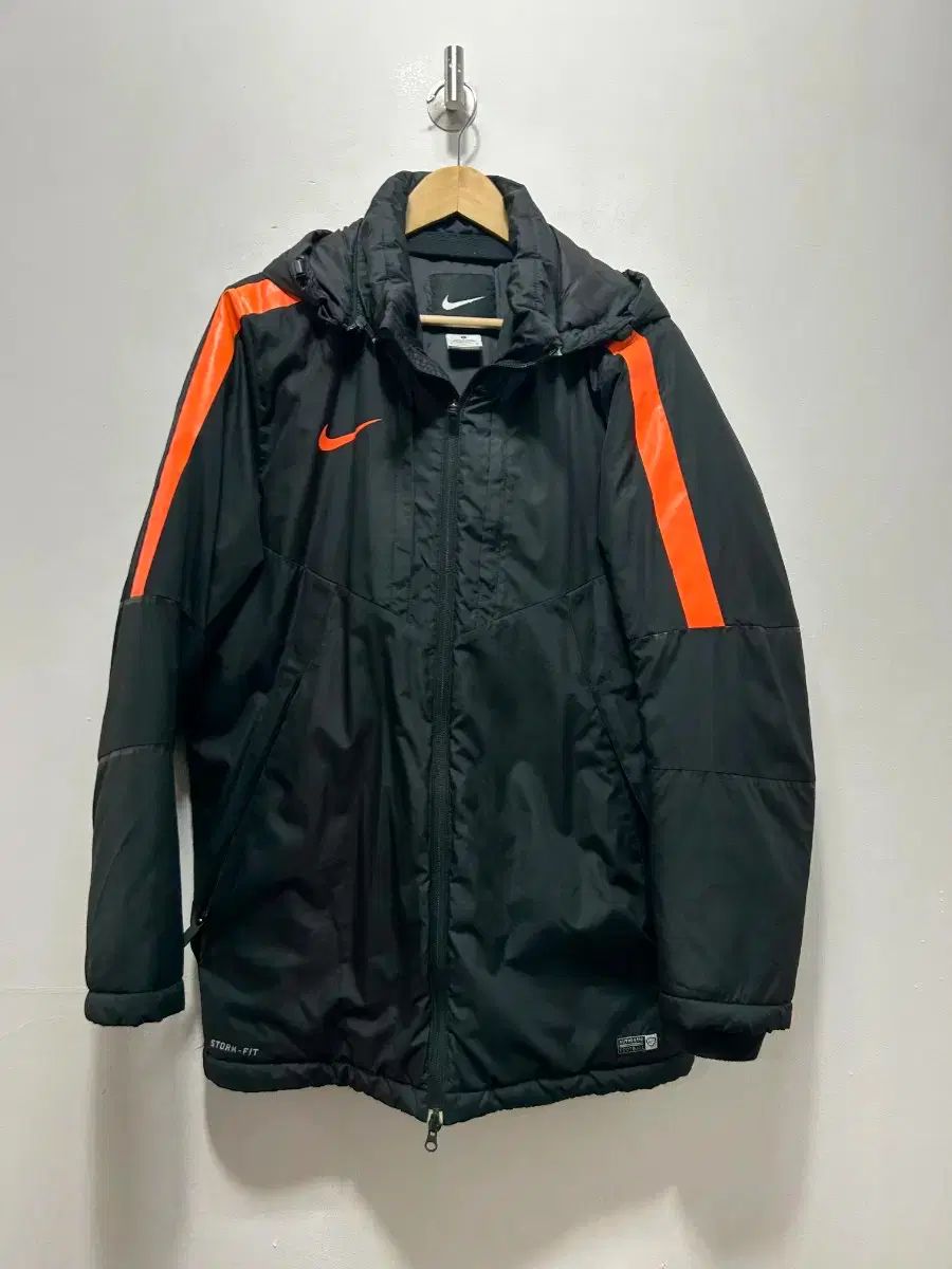 【驚きの破格値，限定SALE】 ナイキ STORM-FIT フード ダウン ブラック/オレンジ L 100サイズ ダウンジャケット