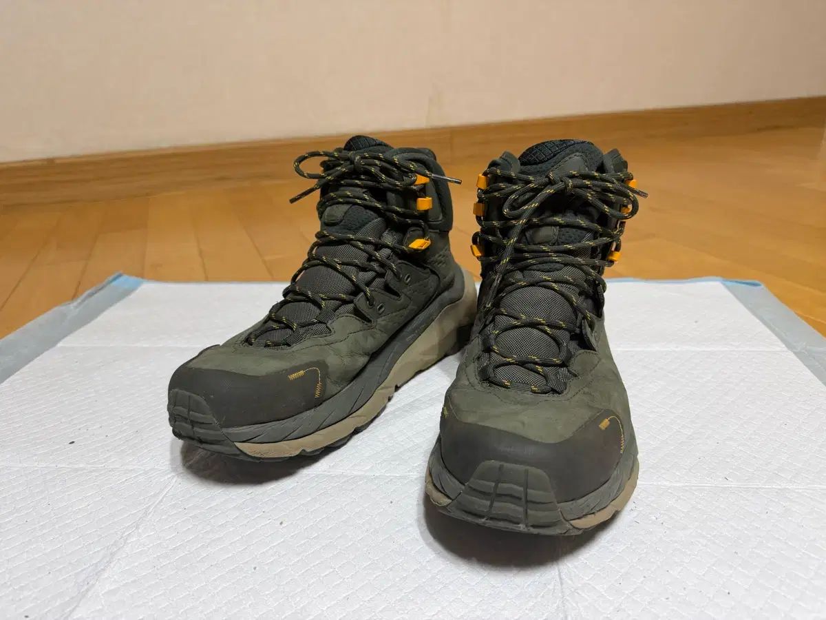 ホカオネオネ カハ２ GTX オリーブ色 登山靴 280