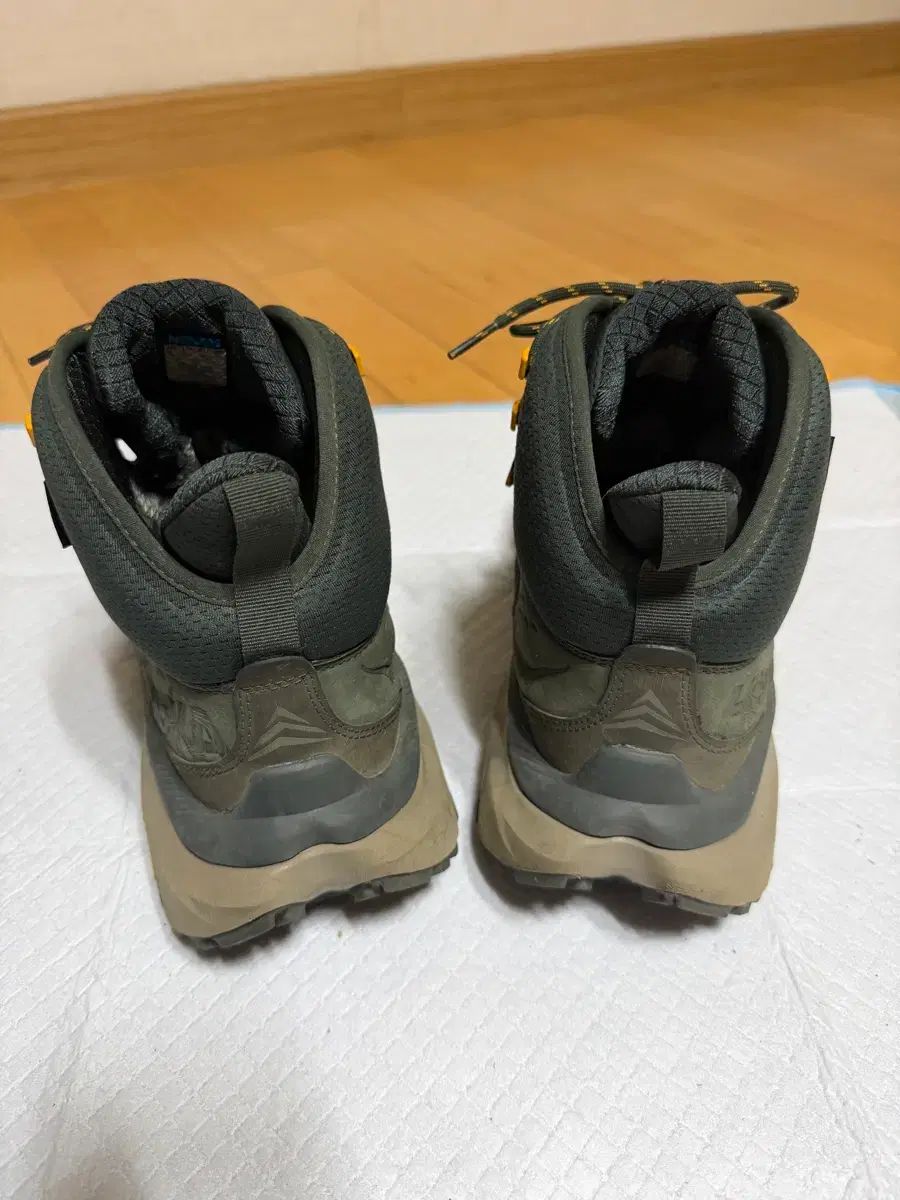 ホカオネオネ カハ２ GTX オリーブ色 登山靴 280