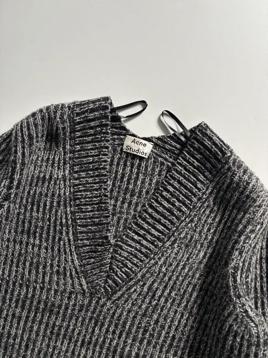 Acne Studios アクネストゥディオズ グレー Vネック ウール ニット