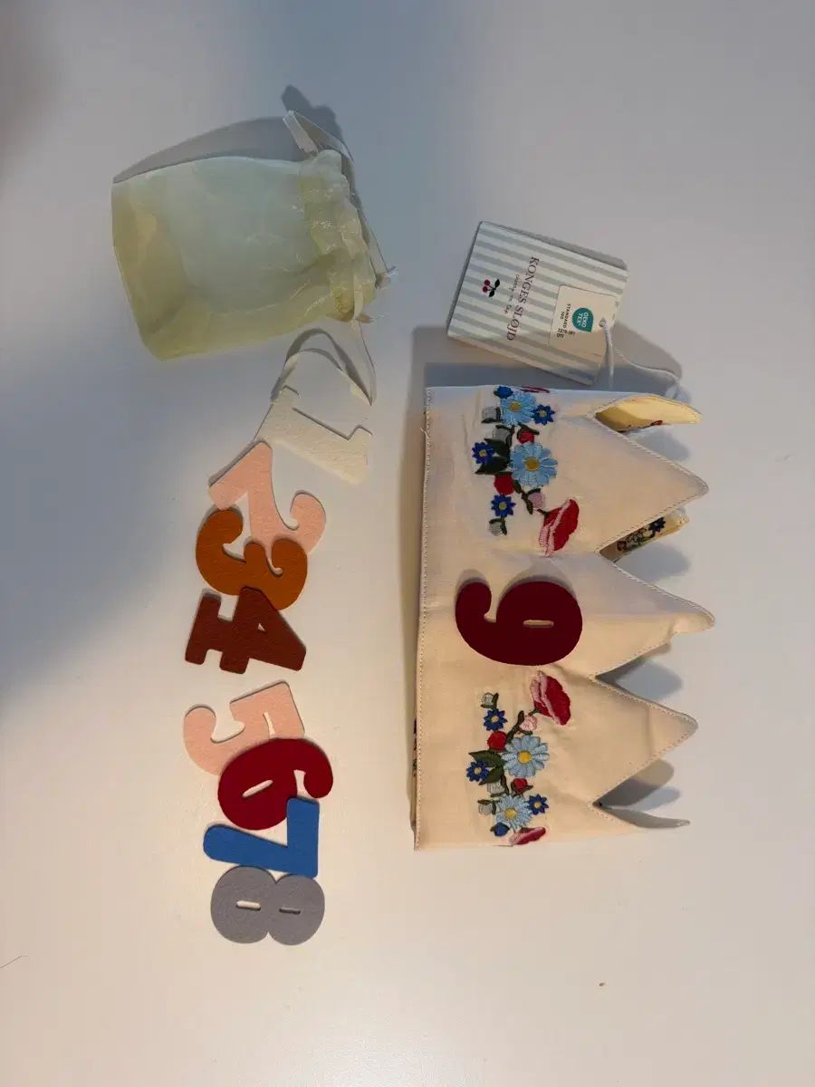 콩제슬래드 記念日 赤ちゃん王冠