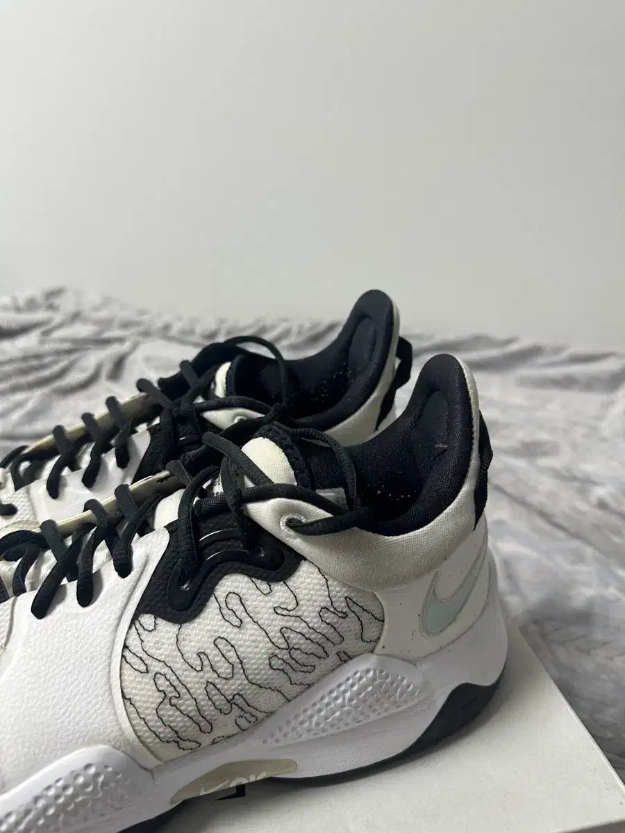 ナイキ PG 5 白 バスケシューズ 275 mm