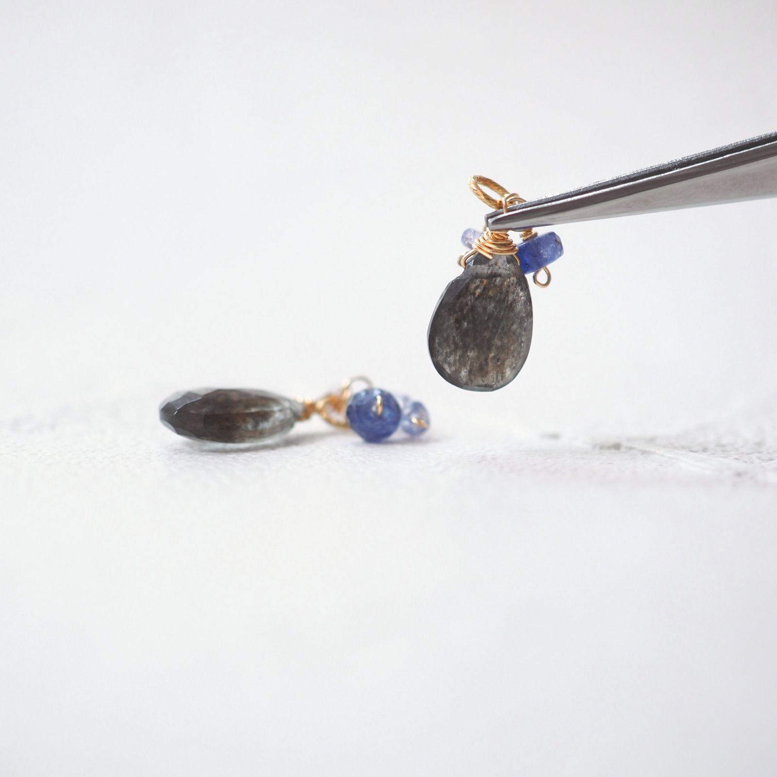 天然石 モスアクアマリンとサファイアのピアス/イヤリングチャーム