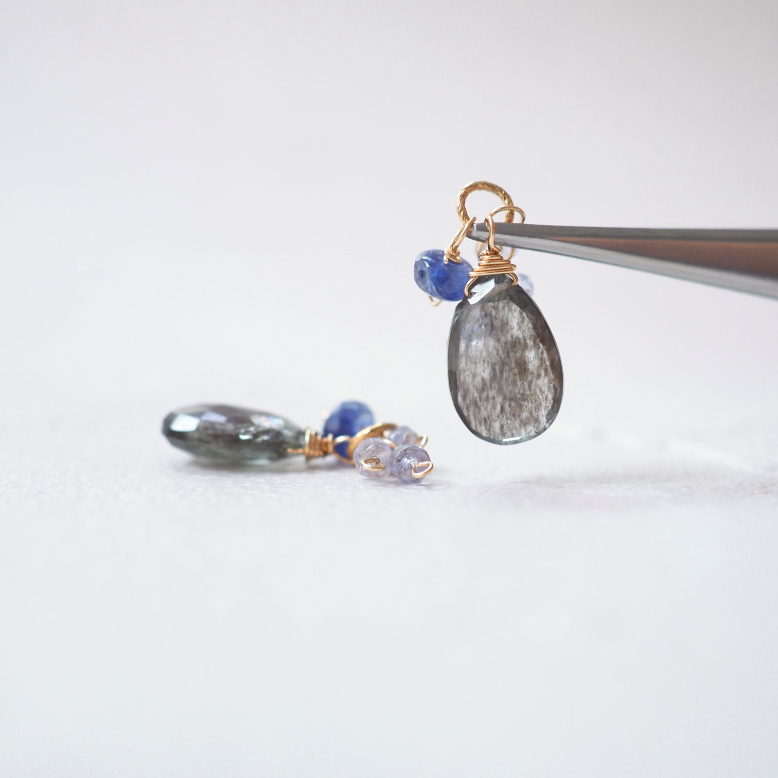 天然石 モスアクアマリンとサファイアのピアス/イヤリングチャーム