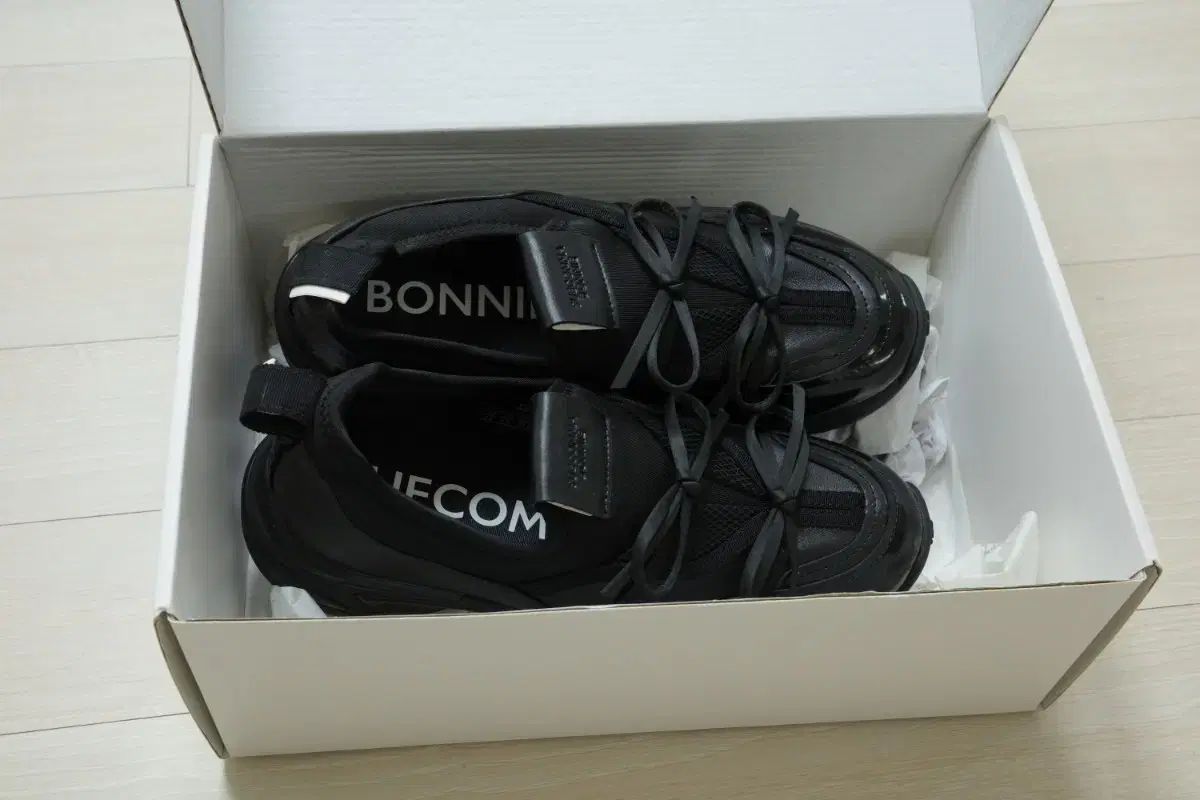 ブラック スニーカー