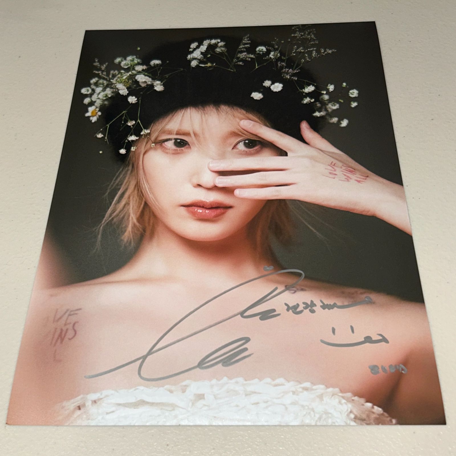 IU(アイユ) 直筆サイン スチール写真(A4サイズ) - メルカリ