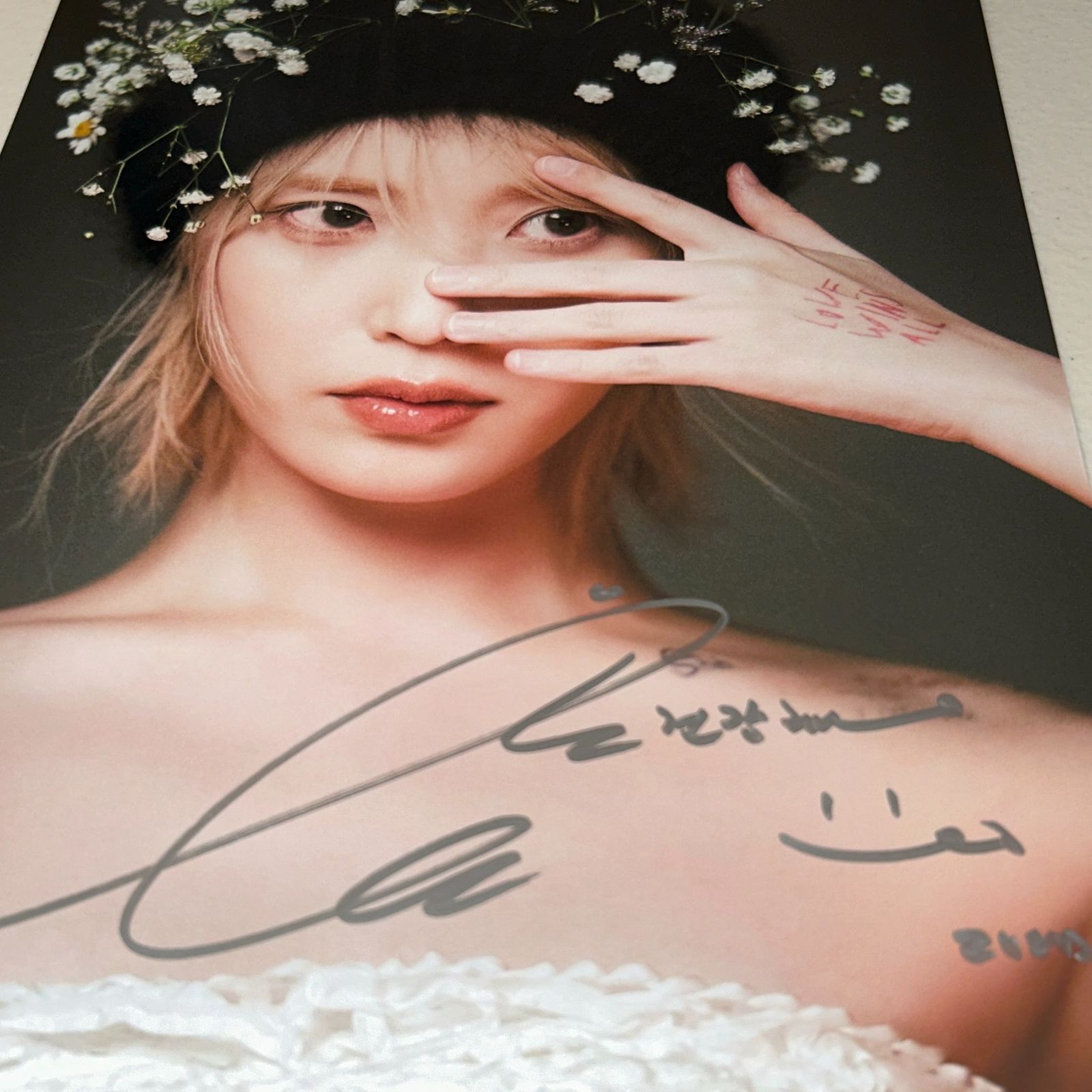 IU(アイユ) 直筆サイン スチール写真(A4サイズ) - メルカリ