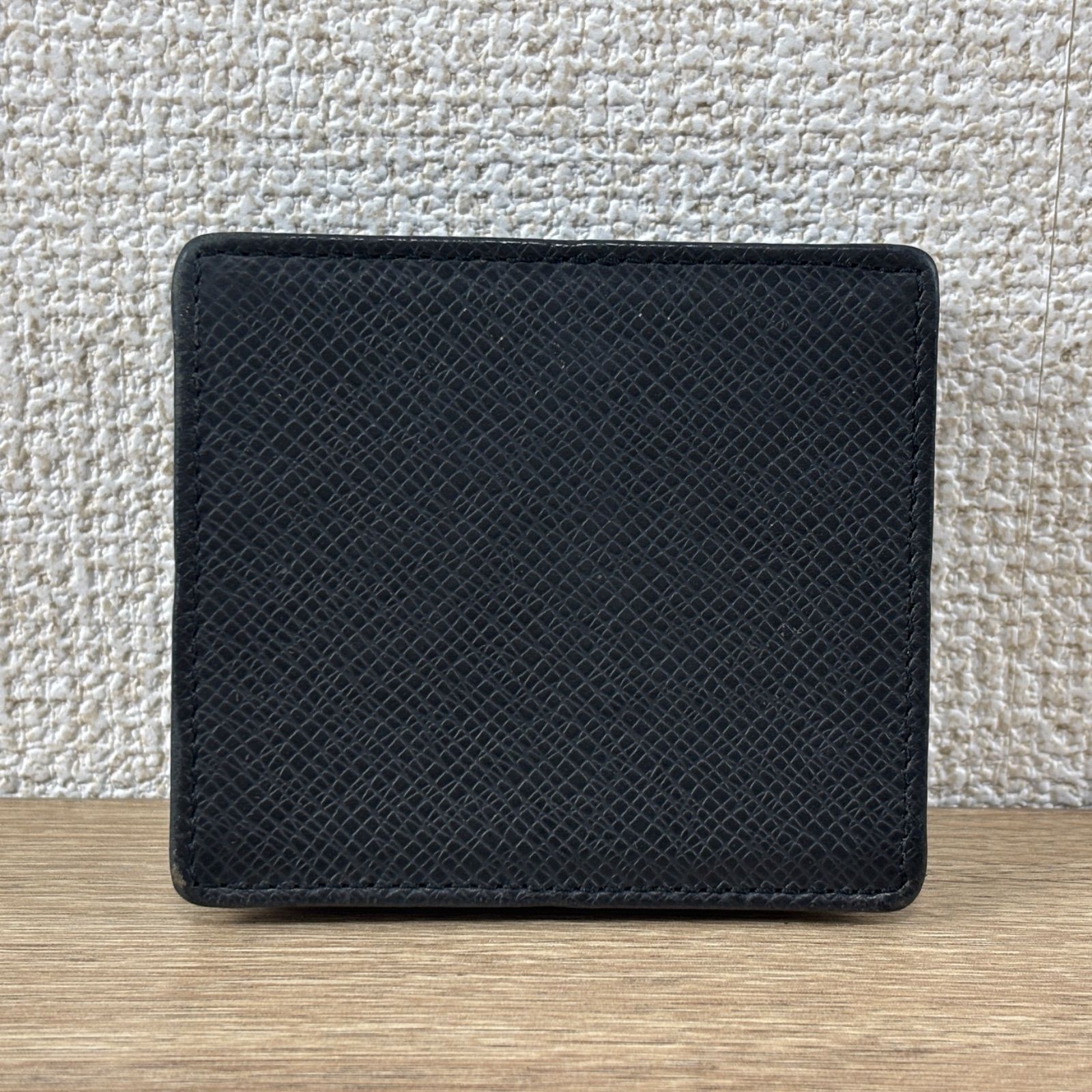 ルイヴィトン タイガ コインケース 小銭入れ 財布 ウォレット ブラック 黒 メンズ レザー 本革 コンパクト ミニ 小型 カードケース ミニ財布 LV LOUIS VUITTON フランス製 型押し ロゴ