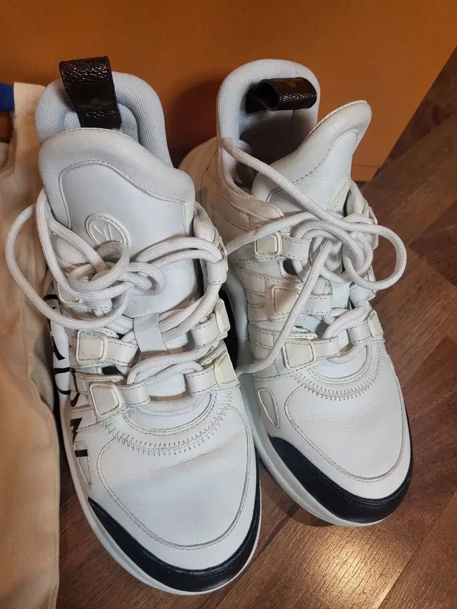 Louis Vuitton ルイヴィトン レタリング アーチライト