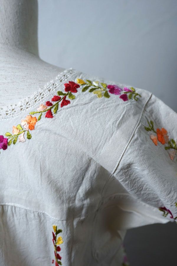 サン アントニーノ村のマリアさんのパンジー刺繍ブラウス