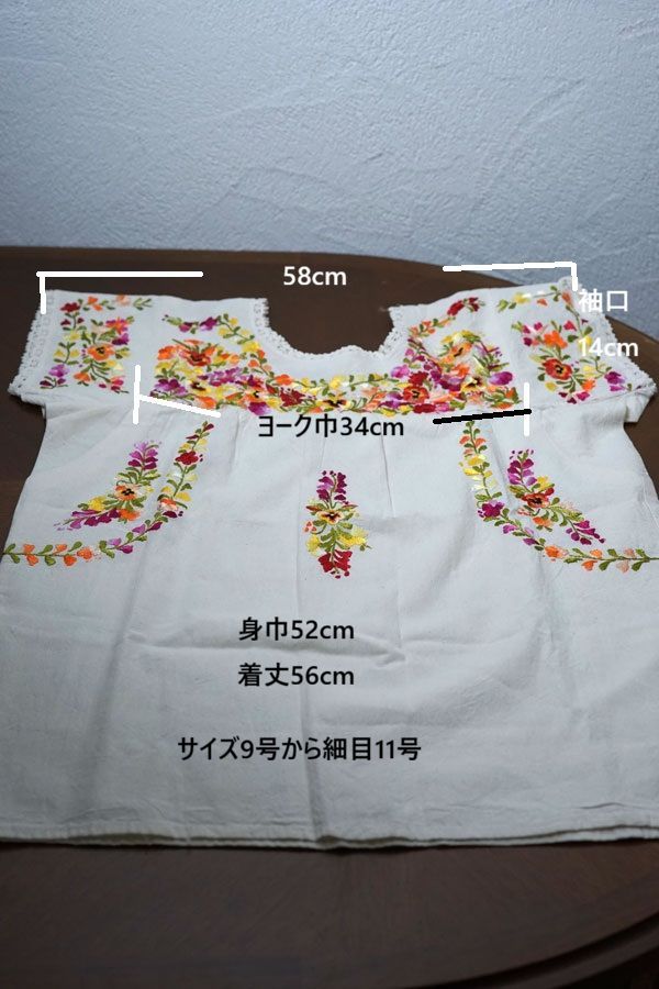 サン アントニーノ村のマリアさんのパンジー刺繍ブラウス