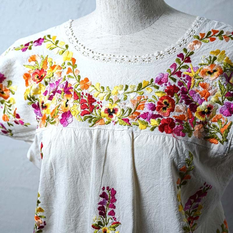 アントニーノ村のマリアさんのパンジー刺繍ブラウス gd