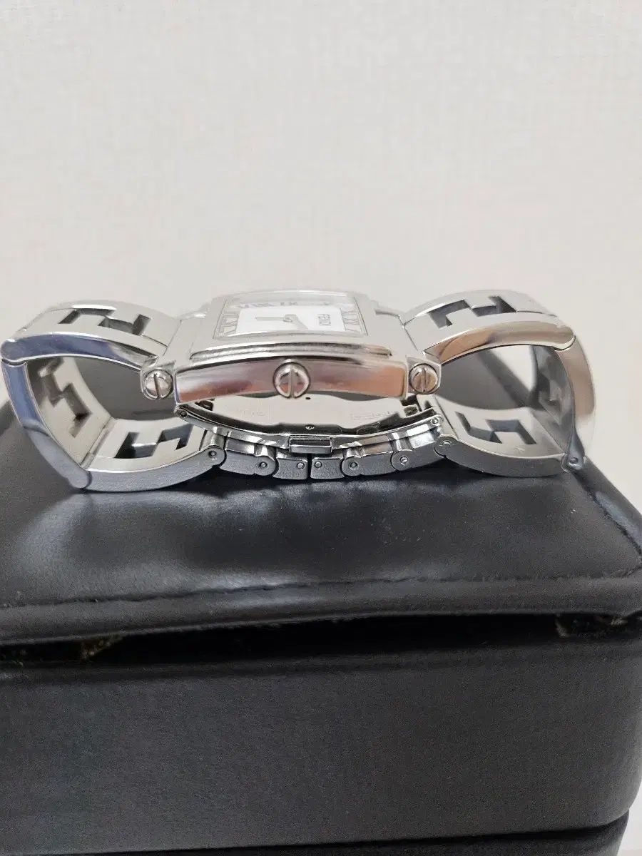  FENDI フェンディ ロゴ スクエア フレーム シルバー ウォッチ 金属ベルト 時計