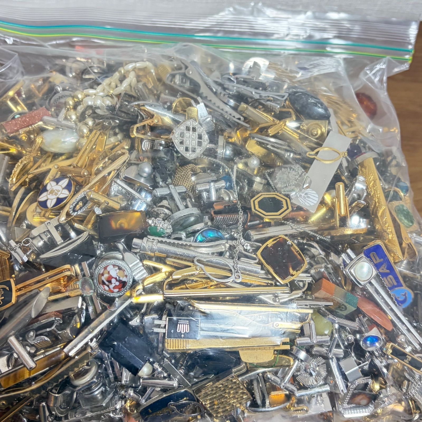 ネクタイピン中心