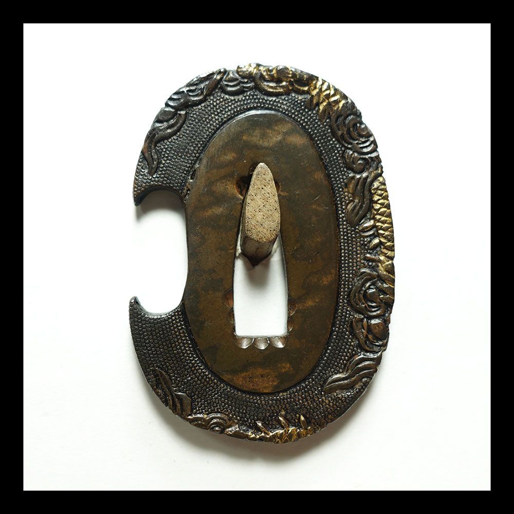 耳波龍喰出鐔 銅魚子地短刀鐔 無銘 高肉彫 金色絵 片櫃孔 短刀拵 外装 雲龍 金龍 はみだし 刀装具 鐔35