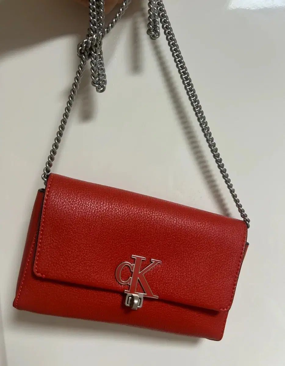 Calvin Klein CK レッド チェーン クロスバック