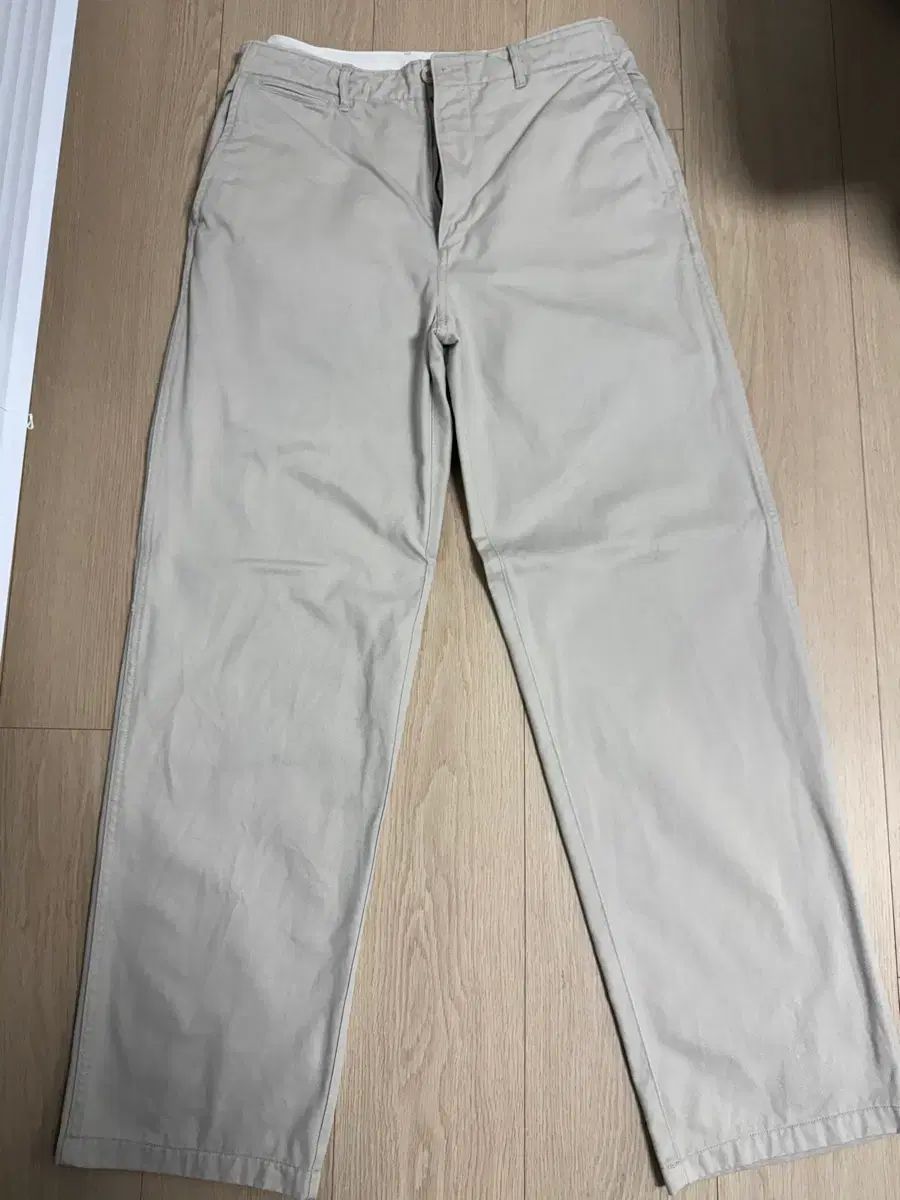 ポッタリー オフィサー チノパンツ ライトベージュ