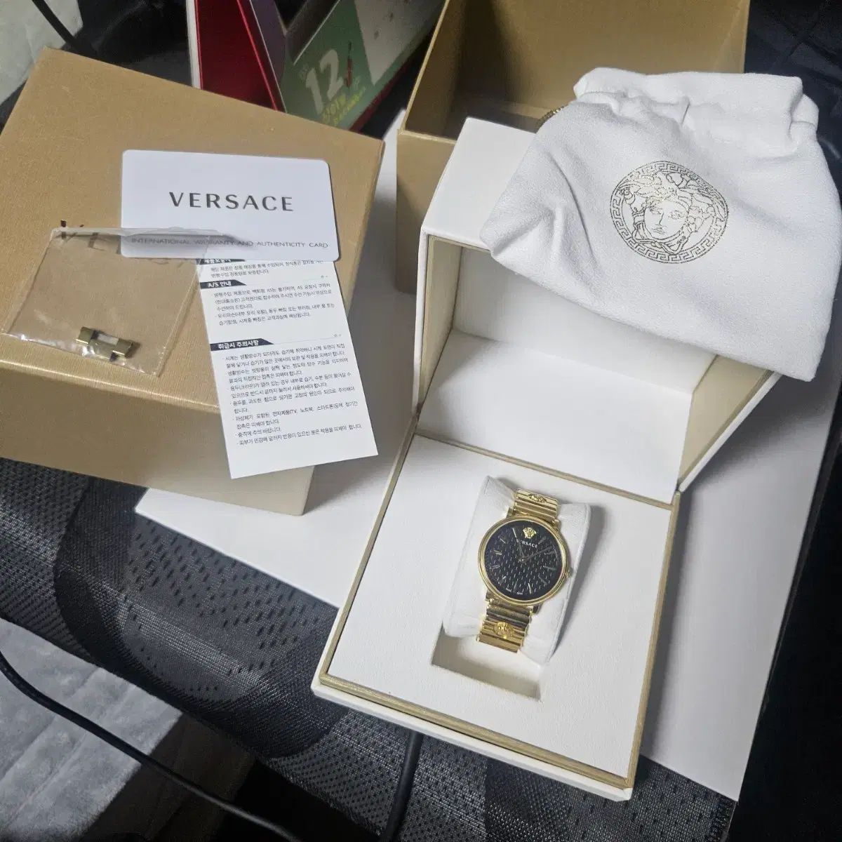 ヴェルサーチェ ゴールド ブラック レディース 時計