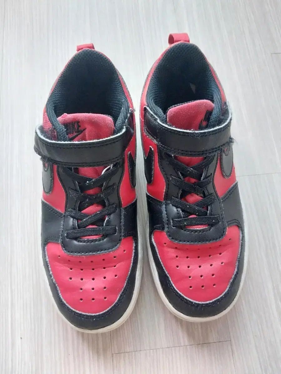  190サイズ NIKE スニーカー レッド/ブラック バックル その他