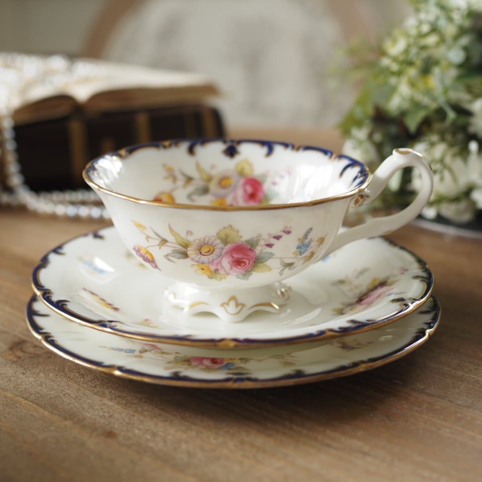 英国コウルドン 金彩と薔薇のブーケが咲く優雅なトリオセット カップ＆ソーサー＆プレート イギリスアンティーク F 3