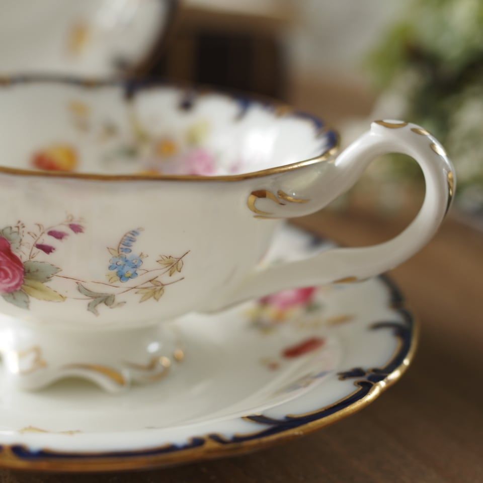 英国コウルドン 金彩と薔薇のブーケが咲く優雅なカップ＆ソーサー