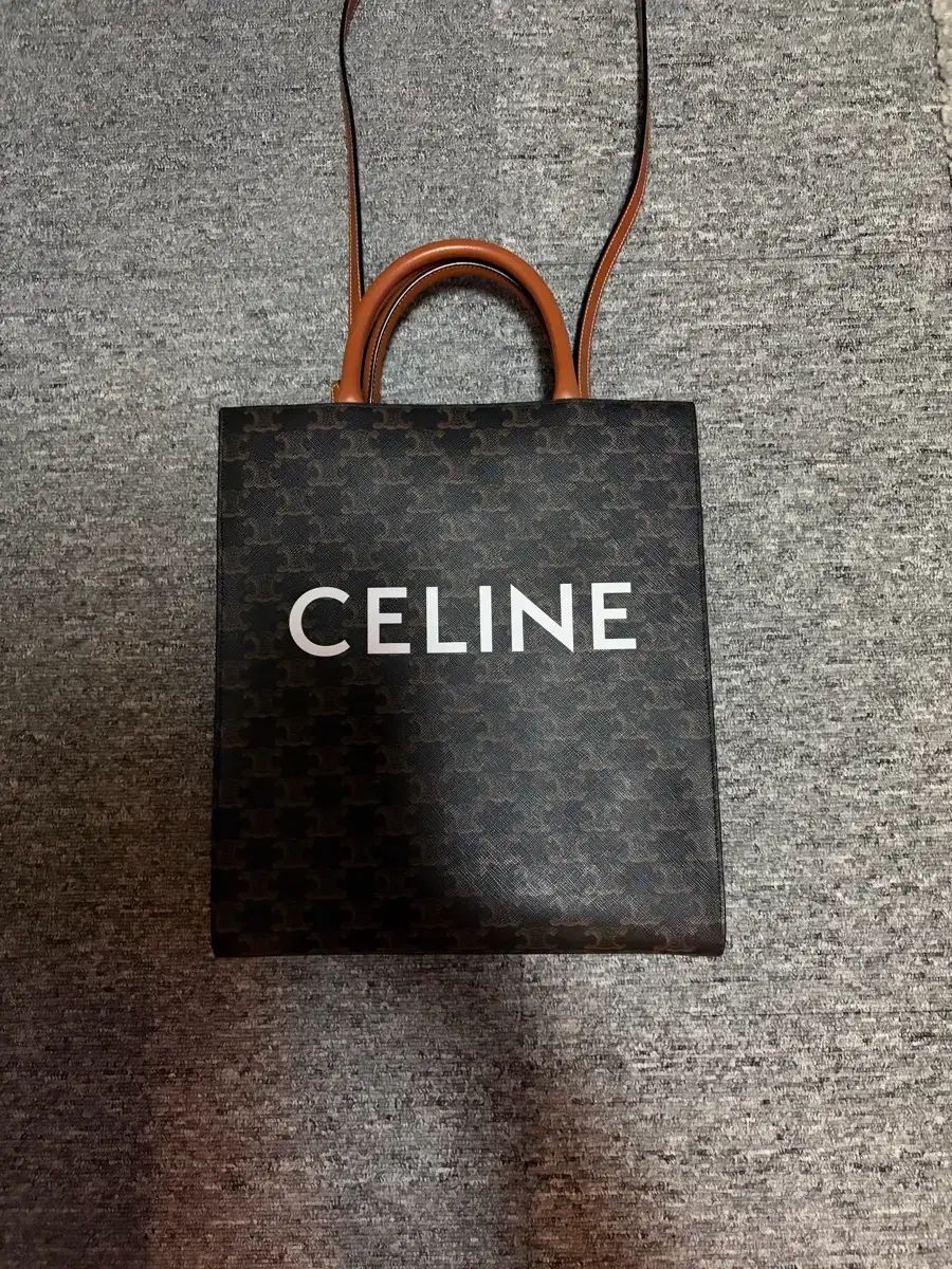 セリーヌ バーティカル カバ トリオンフ スモール クロスバック