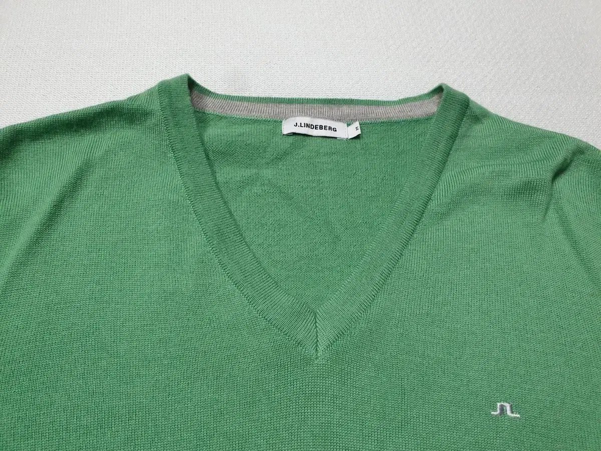 J.LINDEBERG(J.リンドバーグ) Vネック ニット グリーン 95 - メルカリ