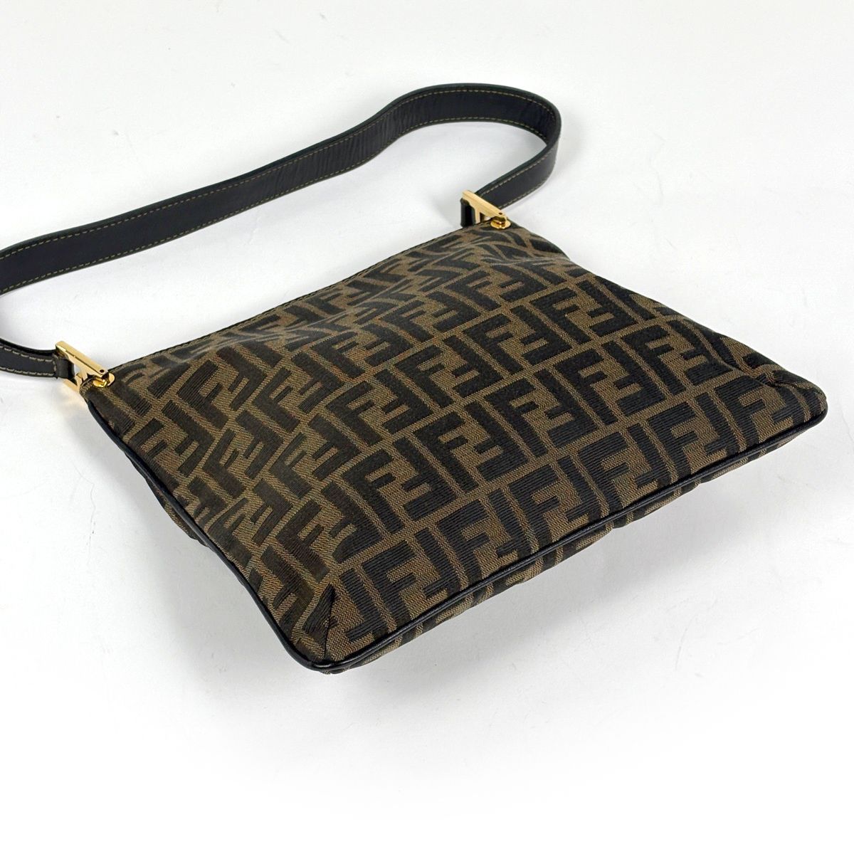 フェンディ FENDI ズッカ柄 ショルダーバッグ 肩掛け ワンショルダー