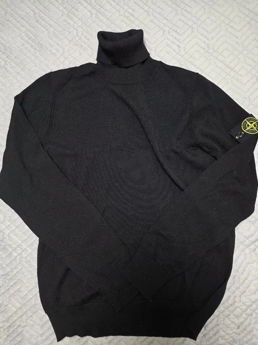 STONE ISLAND ストーンアイランド ブラック タートルネック sサイズ