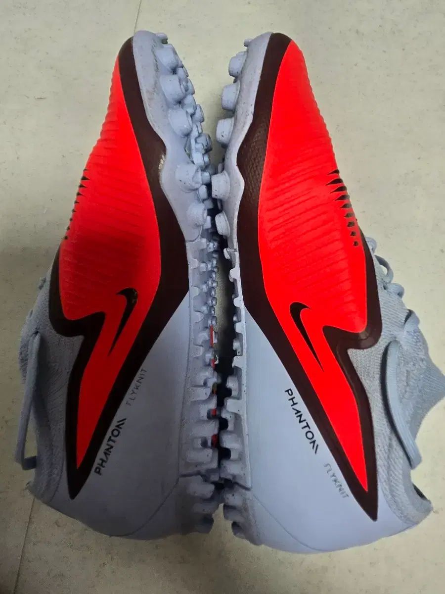 ナイキ FANTOM プロ tf 255