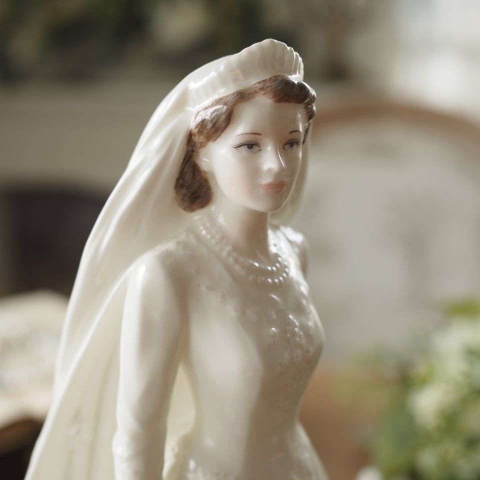 美品　英国コールポート　限定フィギュリン　Queen　ウェディング　　F5 美品 英国コールポート 限定フィギュリン Queen ウェディング☆台座