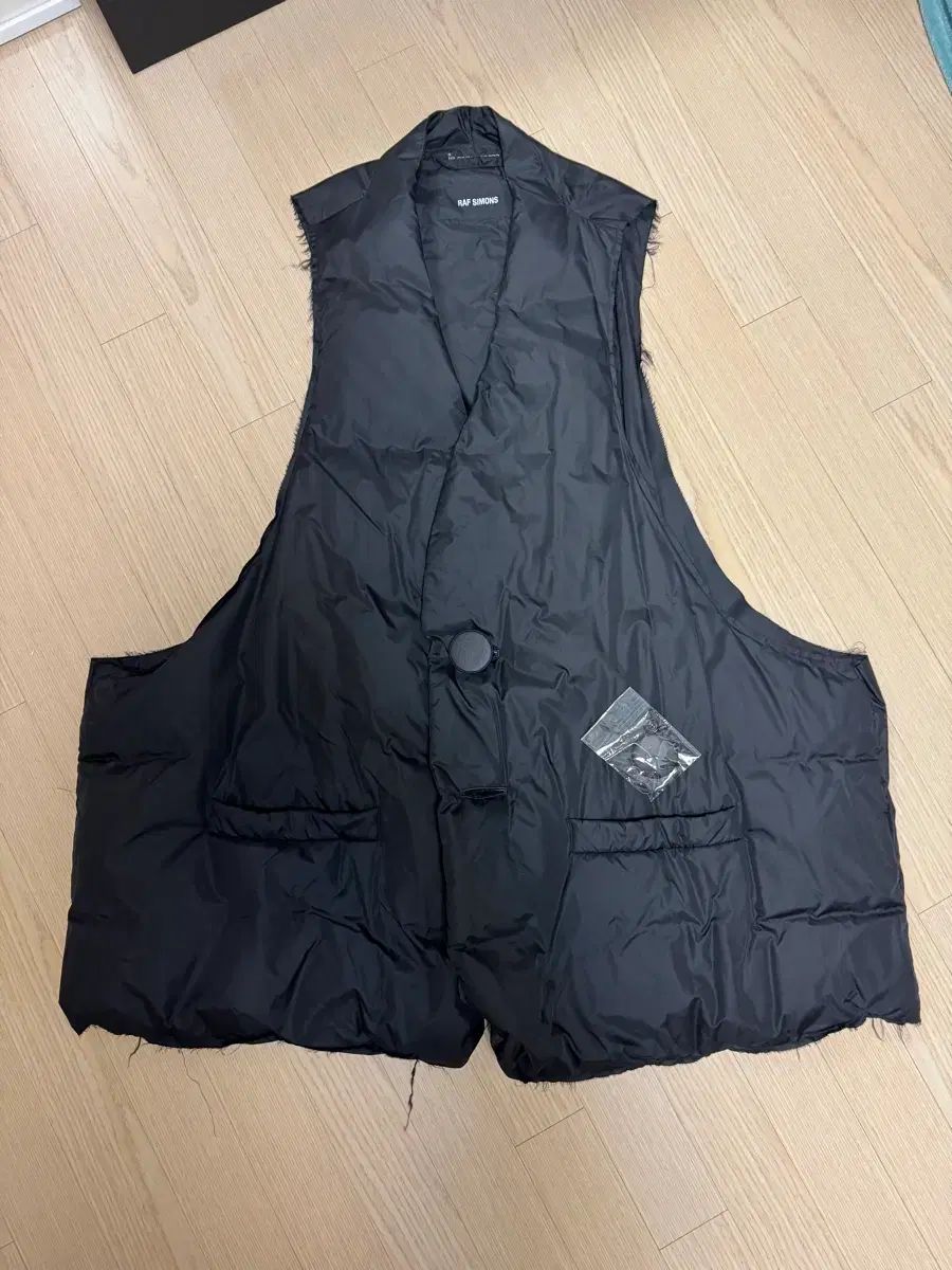 Free RAF SIMONS ラフ シモンズ パデッド ベスト ブラック