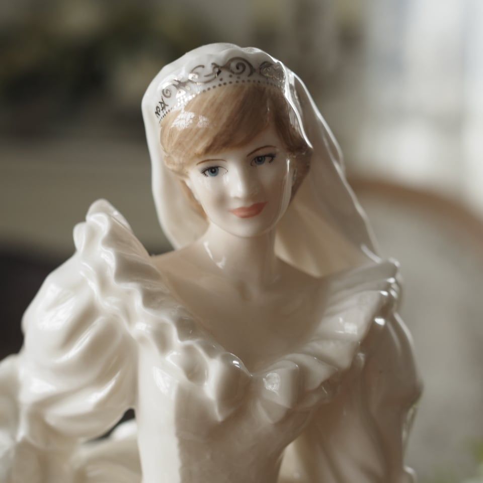 希少 英国コールポートフィギュリンA ダイアナ・シグネチャーモデル