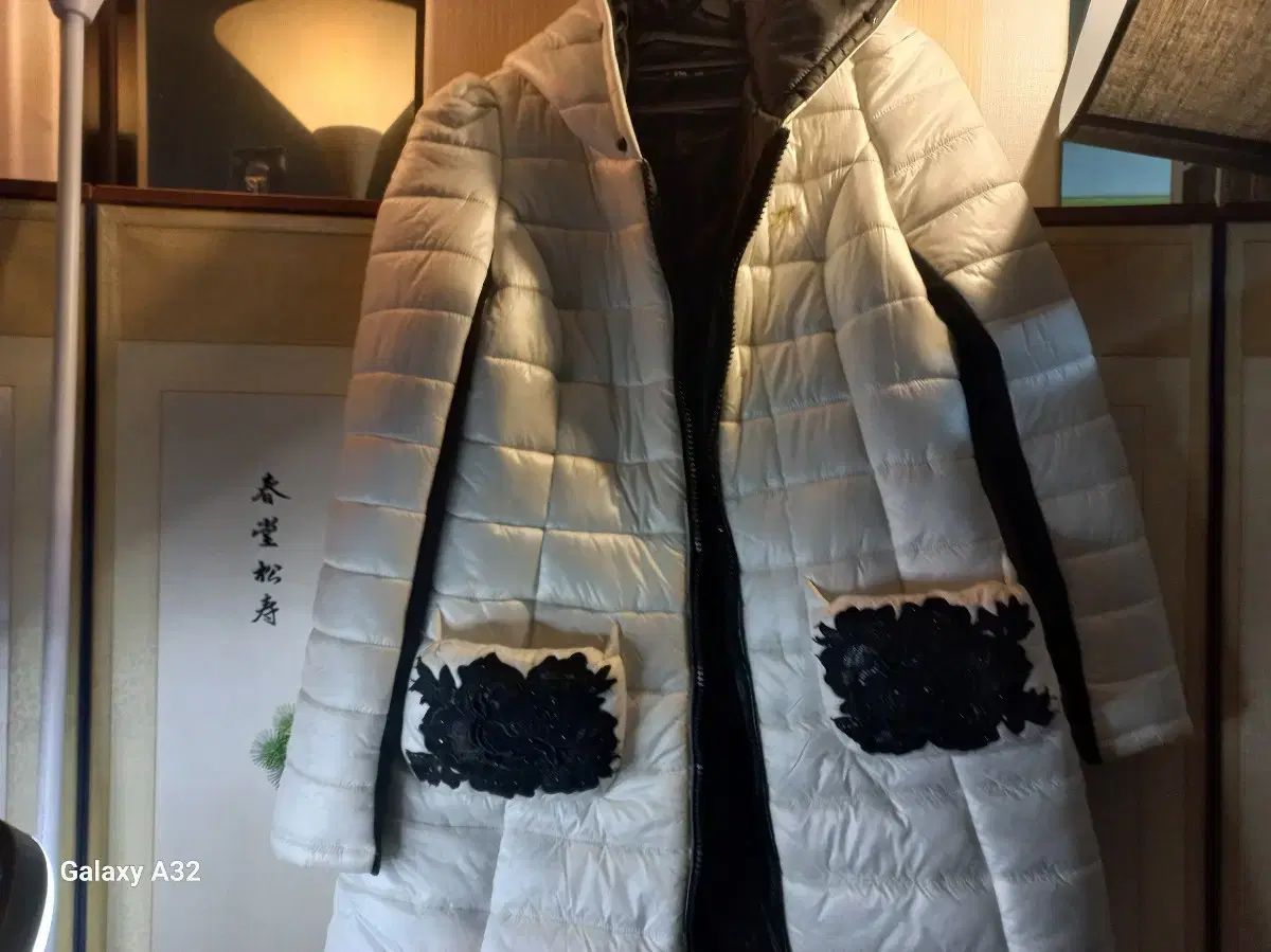 白 ロング ダウンコート ブラック 刺繍 装飾