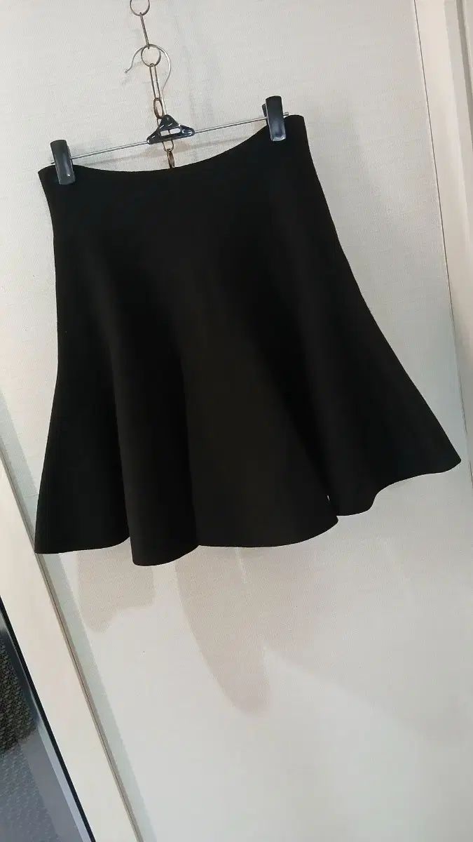 ラッキーシュエトゥ ブラック フ スカート