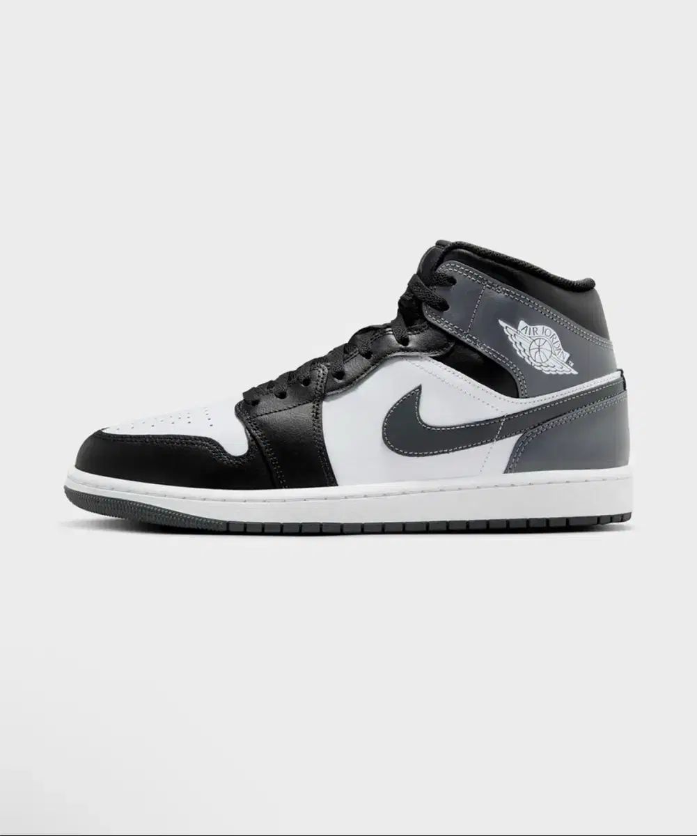 ナイキ エア ジョーダン 1 ミッド M ブラック 白 DQ 8426-001 250