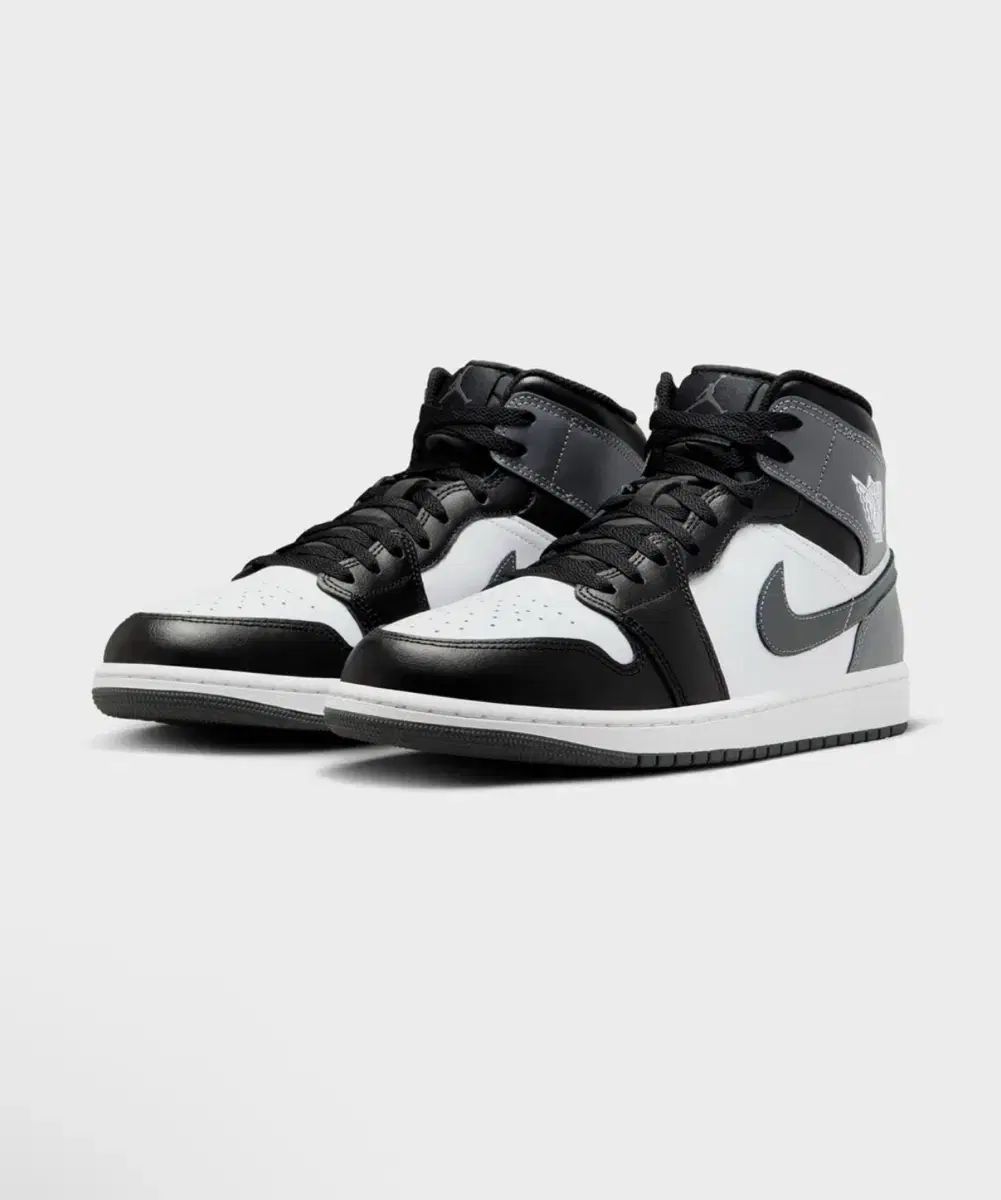 ナイキ エア ジョーダン 1 ミッド M ブラック 白 | DQ 8426-001 250