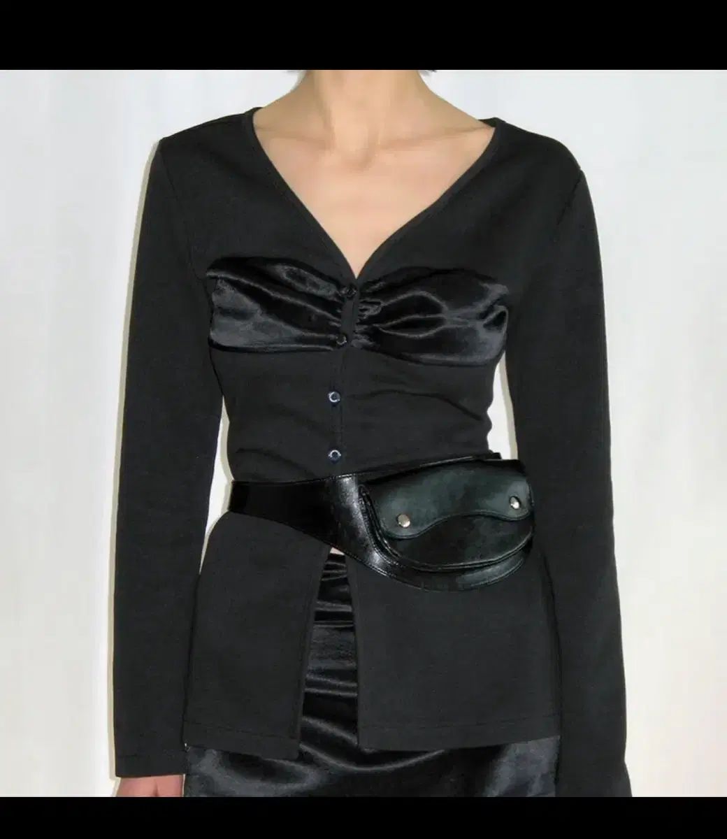 サテン タックディテール ブロック 新プロジェクト カーディガン ブラック