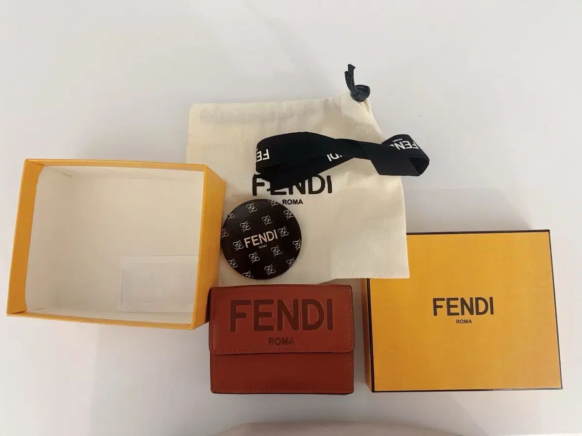 FENDI フェンディ 二つ折り財布 ブラウン ボックス 外