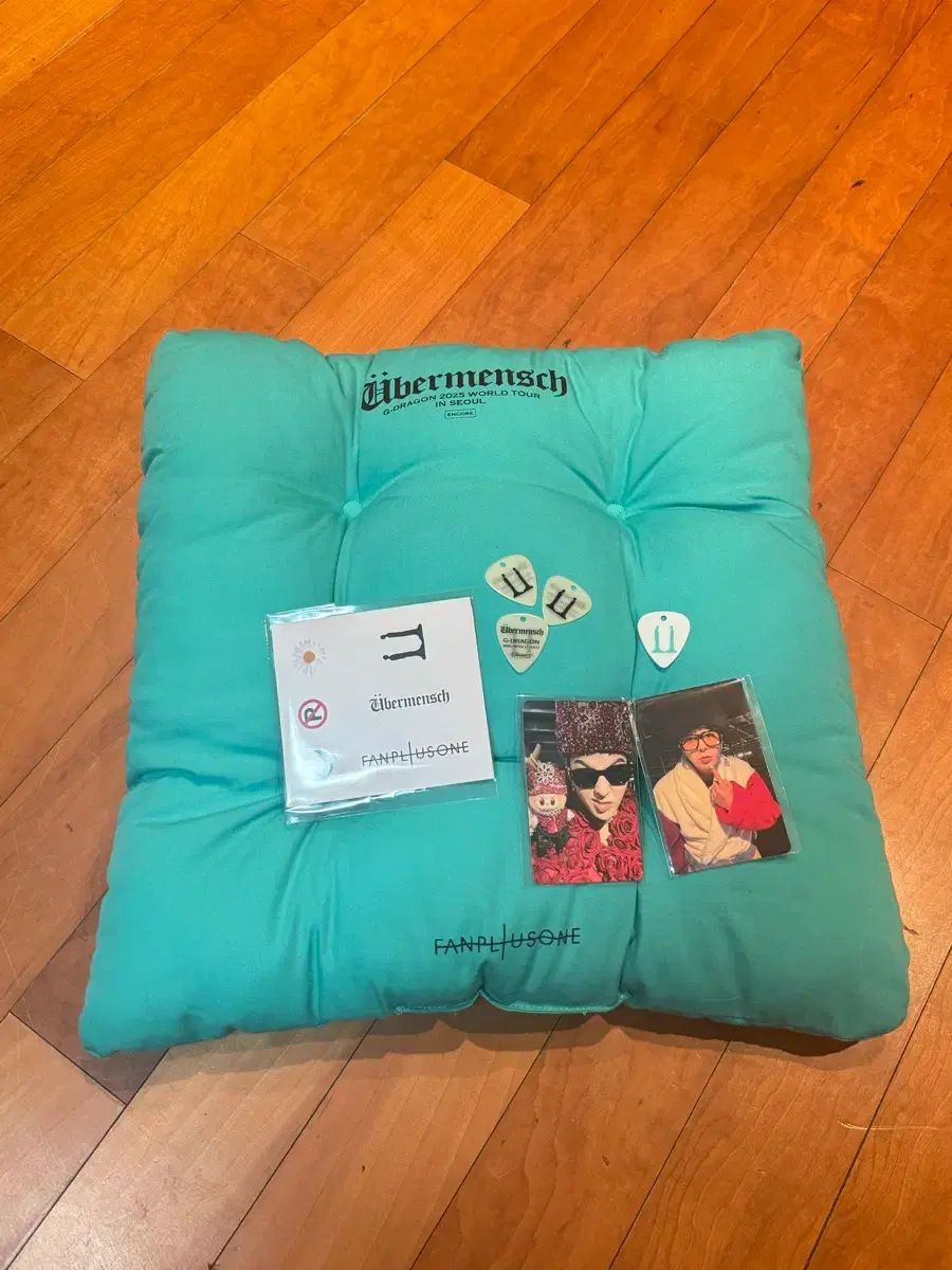 ジードラゴンコンサート エリア クッション トレカ 2種 ギターピック アンコール