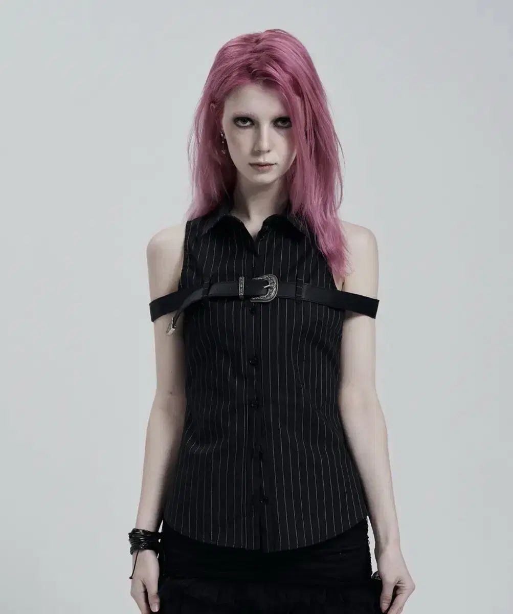 イッリカッフェ ブラック ベルト ストライプ スリーブレス シャツ