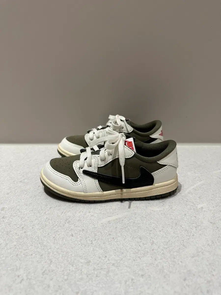 160 ジョーダン トラヴィス スコット リバース オリーブ TD