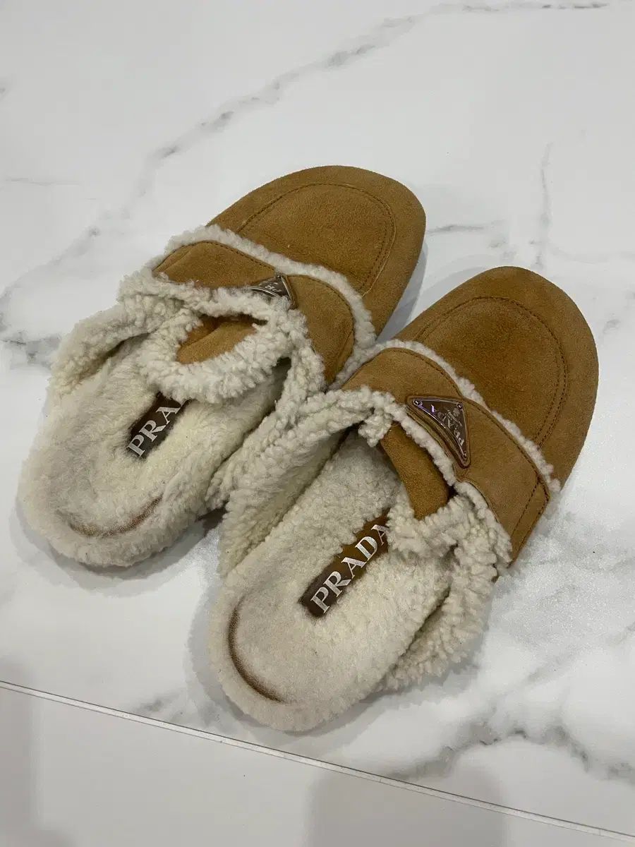 ホームページ PRADA シアリング ミュール 37 コニャック