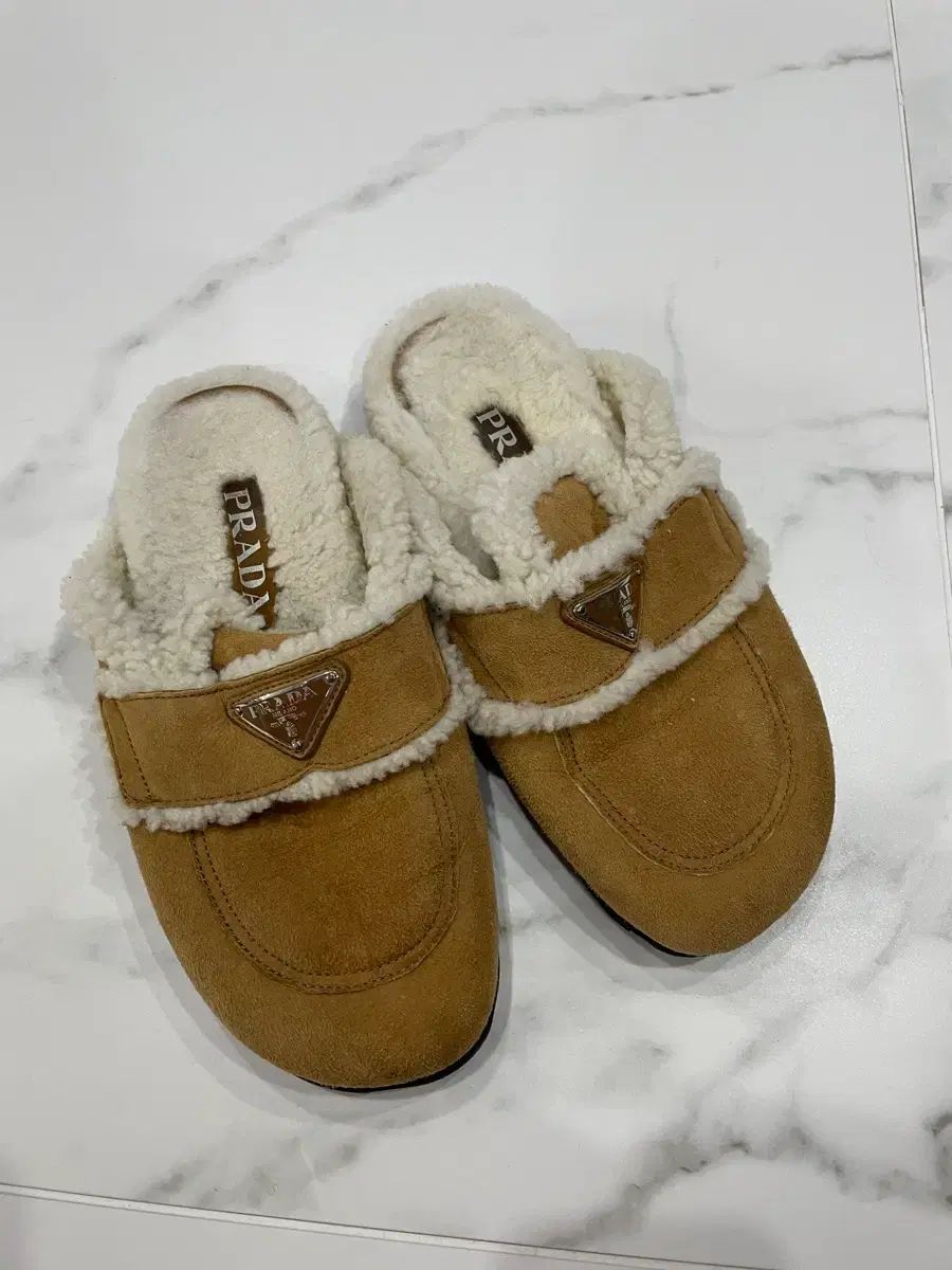 ホームページ PRADA シアリング ミュール 37 コニャック