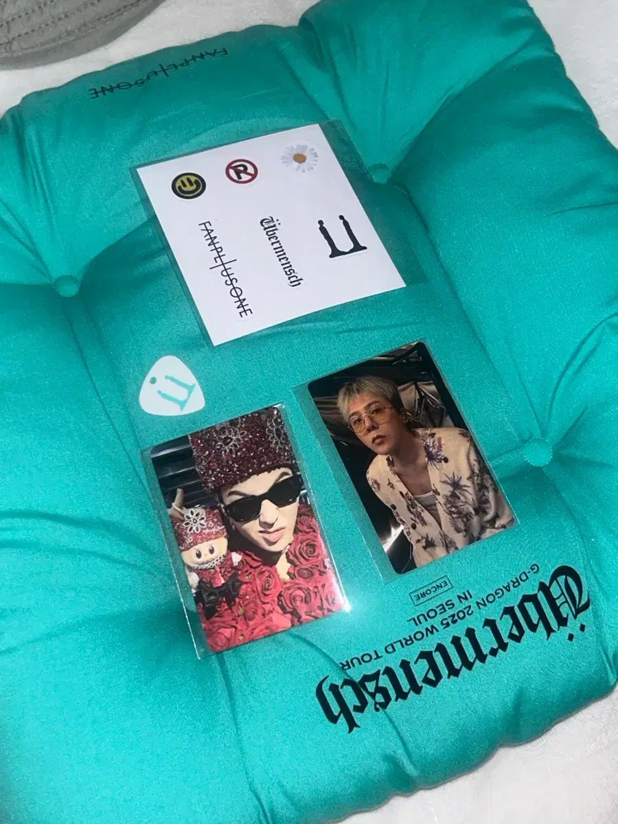 G DRAGON ジードラゴン コンサート 2日目 ジョン トレカ クッション ギターピック ステッカー