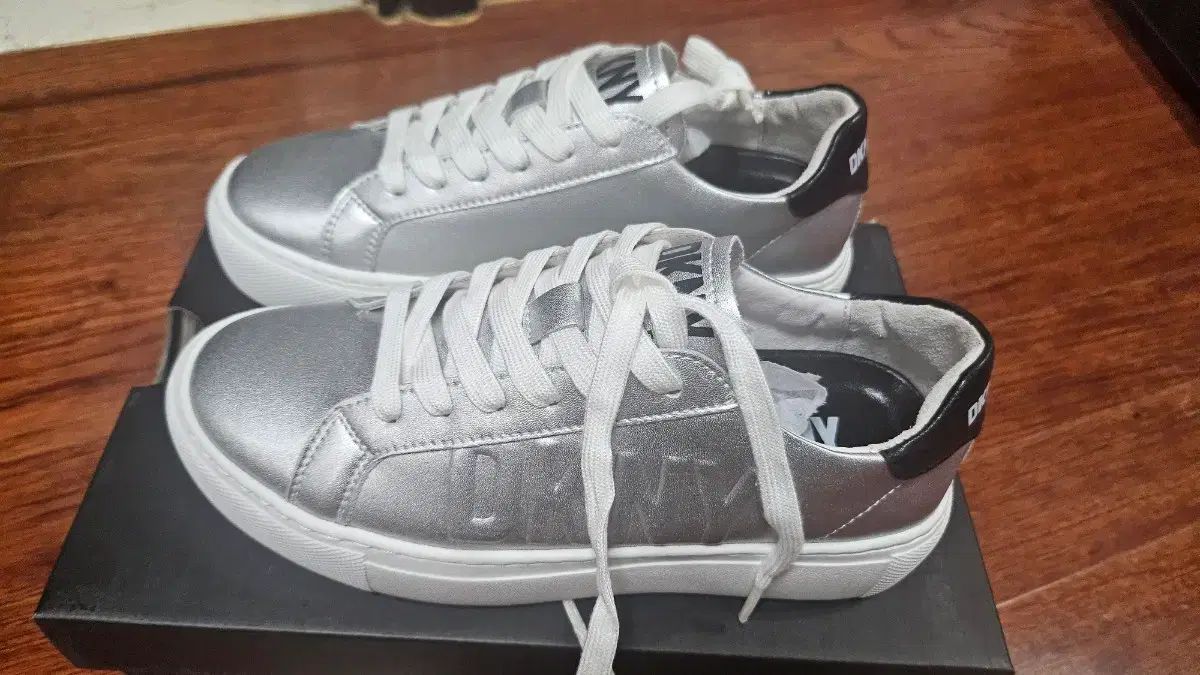 DKNY ゴルフ レディース スニーカー シルバー 220