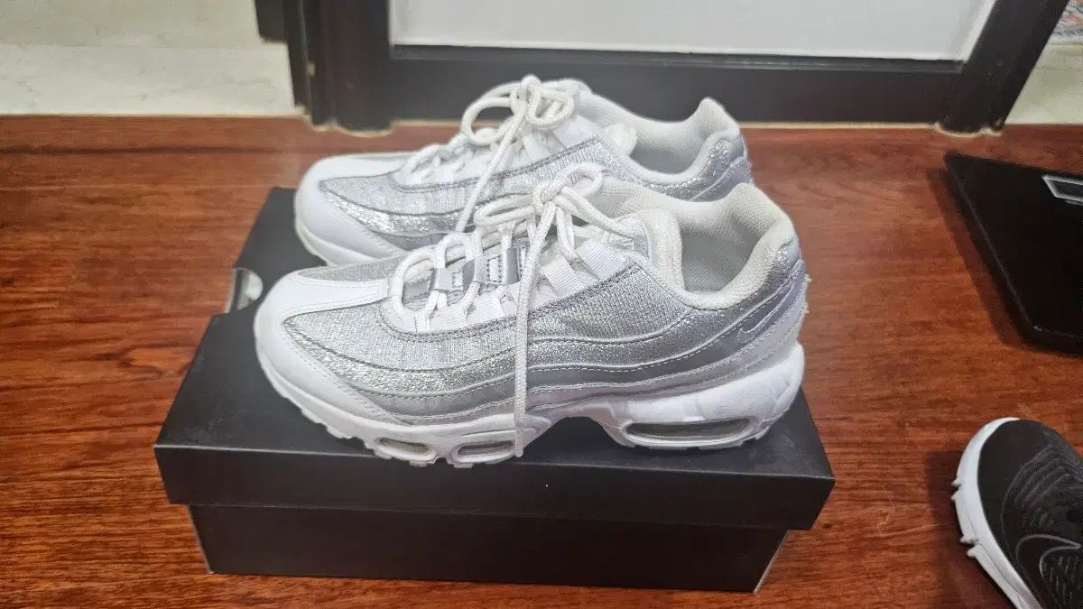ナイキ エアマックス 銀色 白 225 mm
