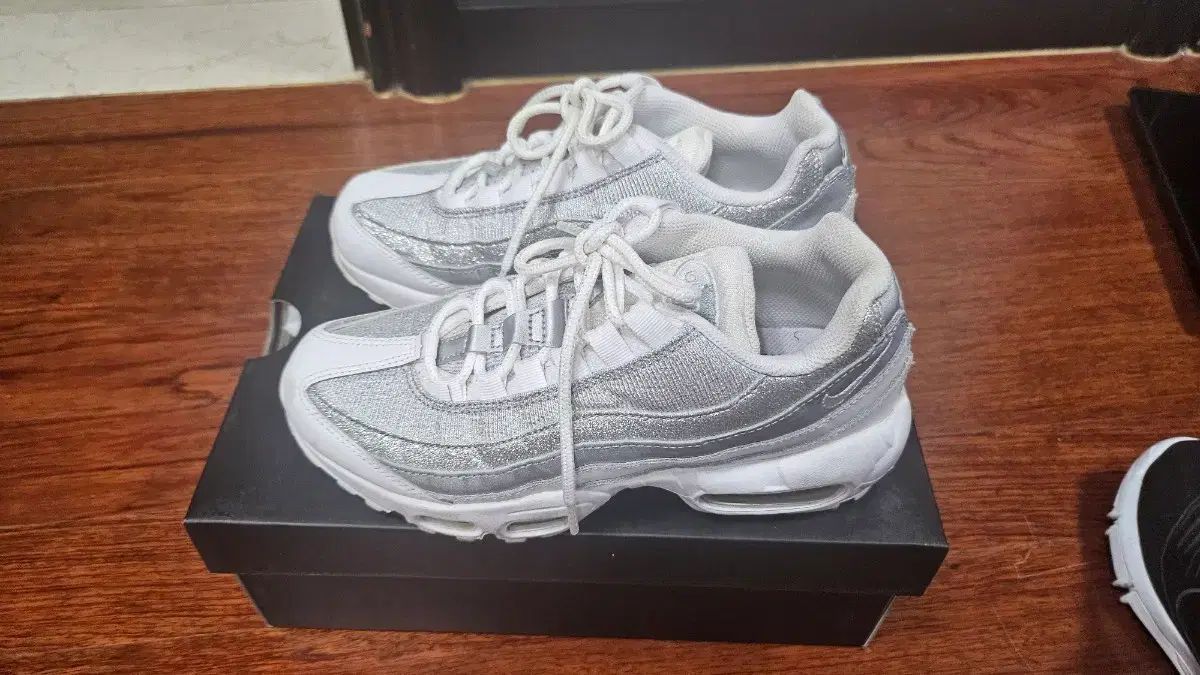 ナイキ エアマックス 銀色|白 225 mm